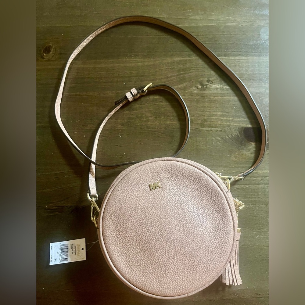 MICHAEL KORS Mauve Pebble Leather Circle
Canteen Crossbody